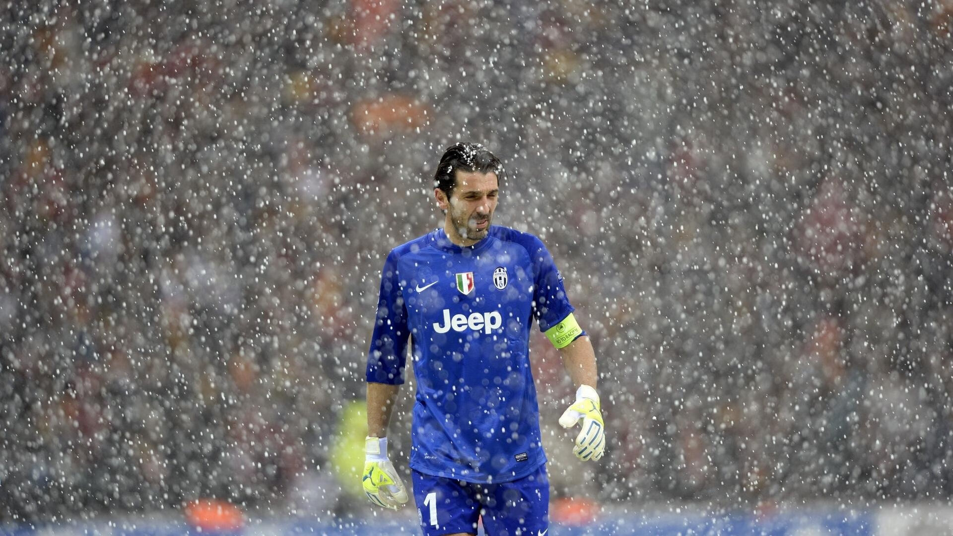 西甲激烈对决:皇马凭借绝杀战胜巴萨,争冠局势变得扑朔迷离,西甲皇马对阵马竞直播